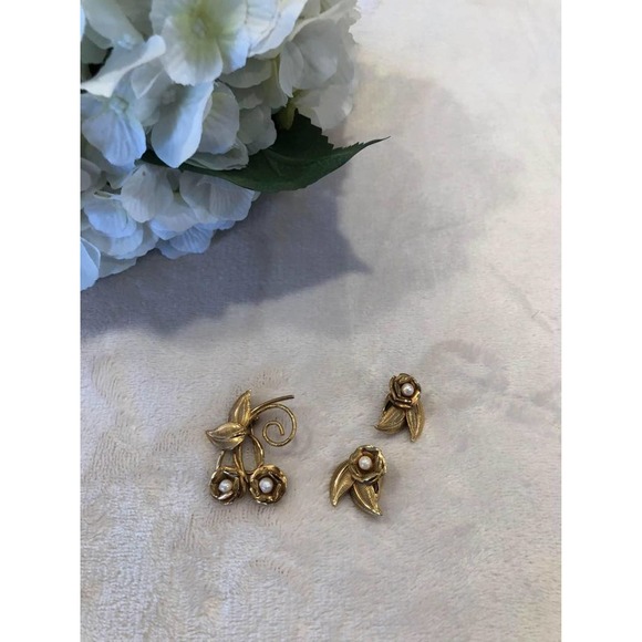 Vintage Goldtone and Pearl Floral Pin and Clip Earrings - Picture 1 of 4